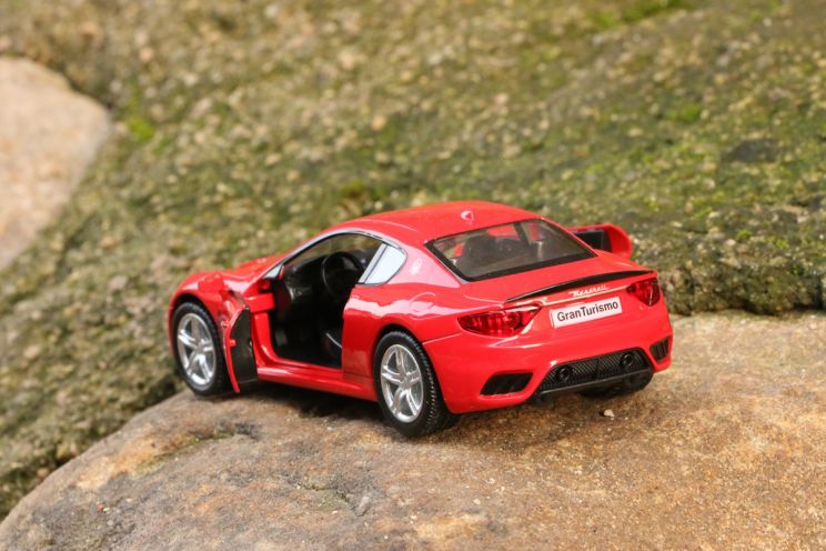 gt跑车回力车型男孩玩具生日礼物车模136玛莎拉蒂gt金色马克哒2开门