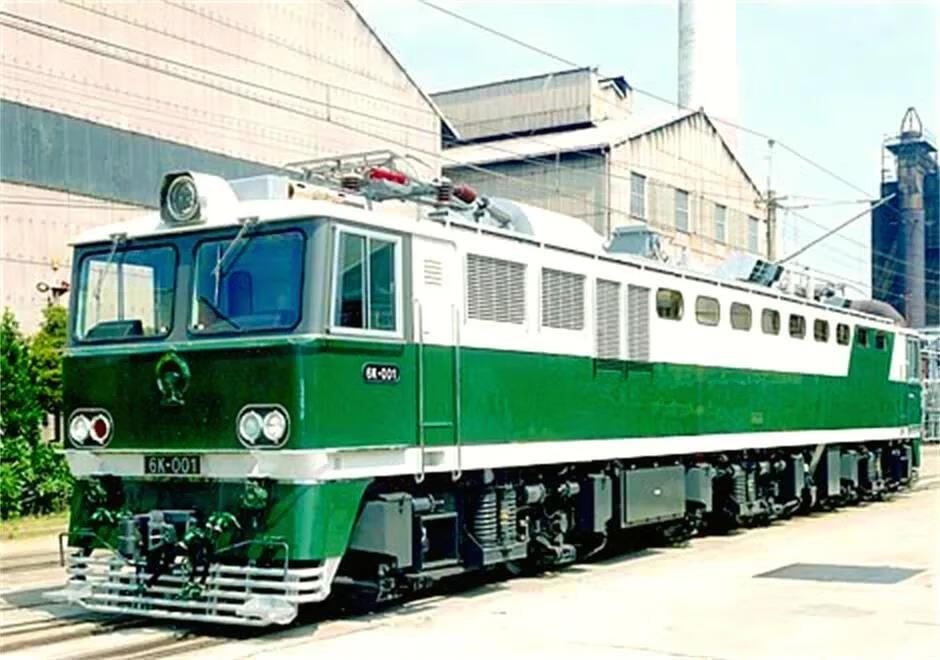 由于西陇海铁路坡度较大,转弯线路多,曲线半径小,刚刚投产的国产韶山3