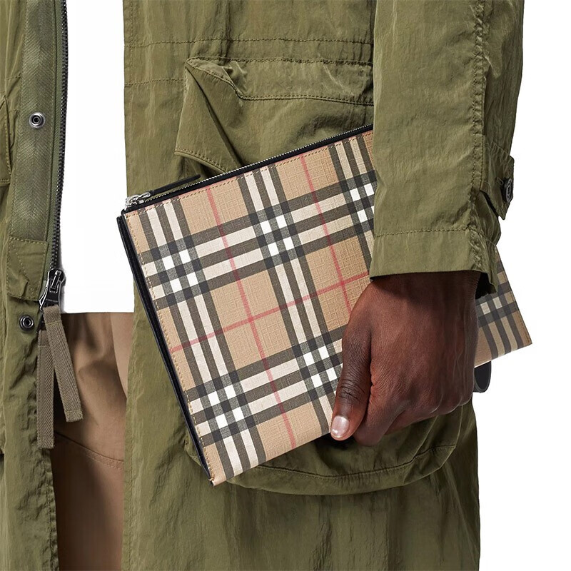 巴宝莉(burberry)男包pvc格纹拉链手拿包8016615代购 棕色