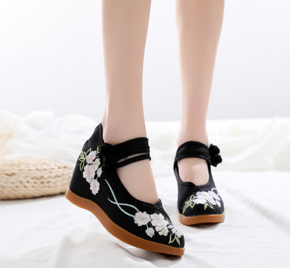 配汉服穿的鞋子高跟布鞋女古装汉服绣花鞋复古民族风内增高单鞋老北京