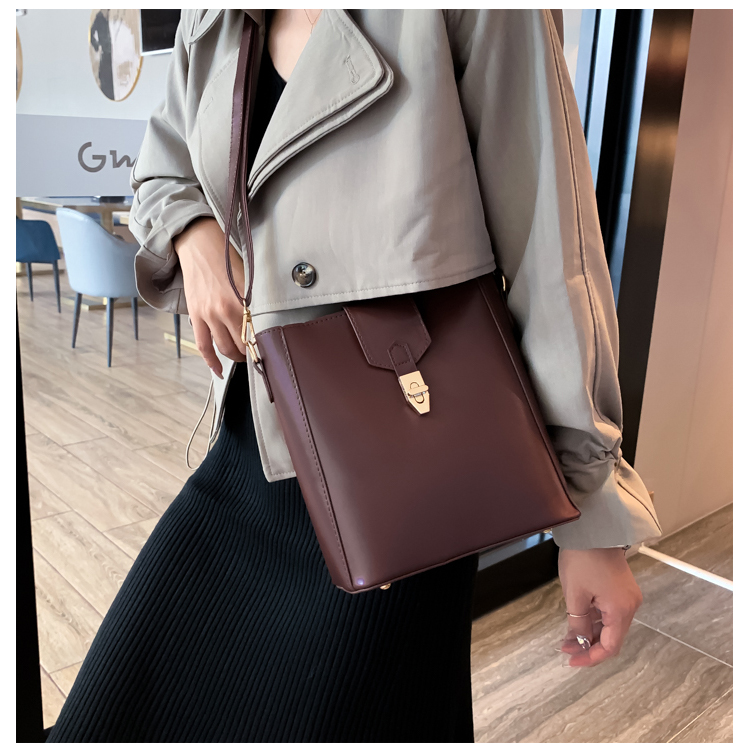 上新小包女新款韩版复古百搭单肩包时尚洋气简约斜挎水桶包简约单肩包