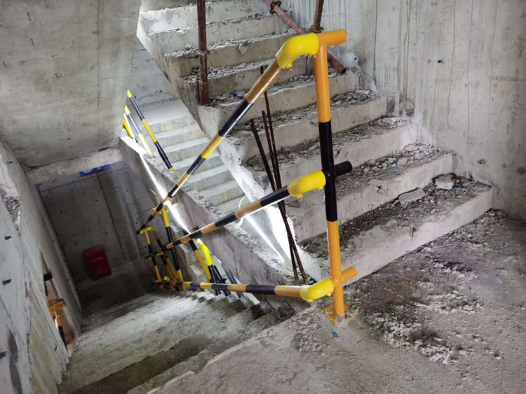 琥嘉 定型化临边防护连接件 钢管连接件 楼梯扶手连接万向塑料扣件卡