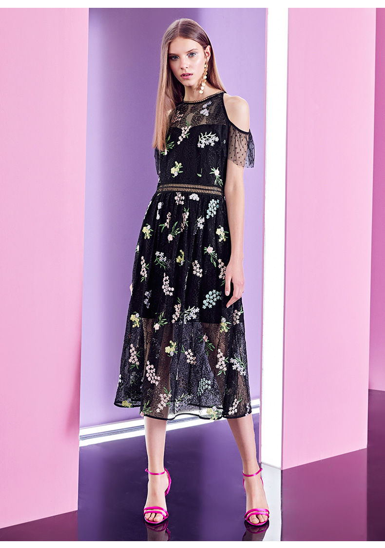 伊华欧秀2018夏季女装新款韩版刺绣中长款露肩连衣裙 黑花色 s_ 9折
