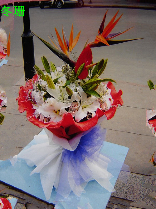 【花材】18朵百合花 加2枝天堂鸟配蝴蝶结束扎 欢迎光临紫玫瑰鲜花坊