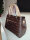 The bag is very good, I like it very much, the appearance is grand, the handle is good, slightly hard and stylish, the space is large, the workmanship is fine, it is suitable for various occasions. The service attitude of the courier is very good. Praise praise praise