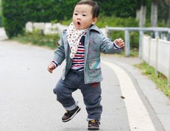 经常给孩子买大鞋 容易患足内翻或足外翻