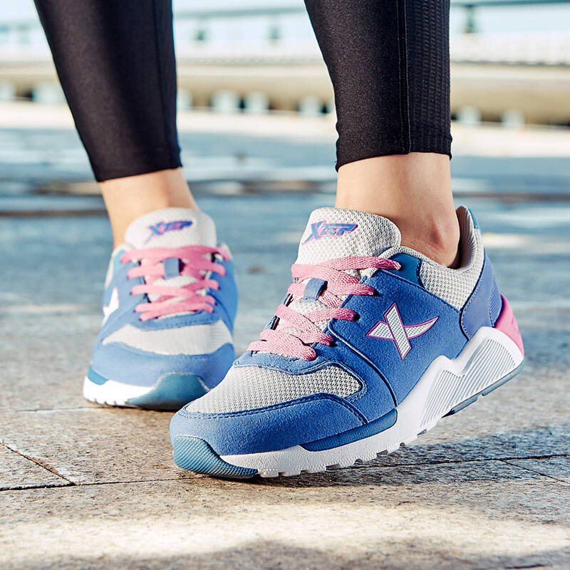 跑步鞋,网面设计保证透气性,鞋面上与男士鞋子不同,做了多色拼接,样式