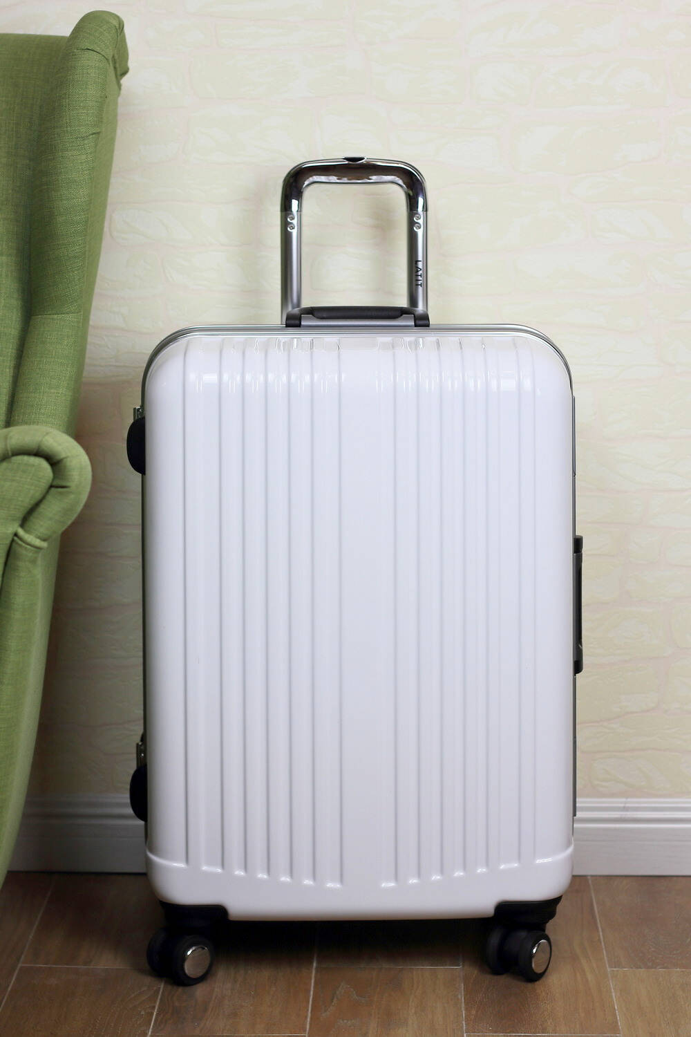 latit纯白色24寸旅行箱开箱体验