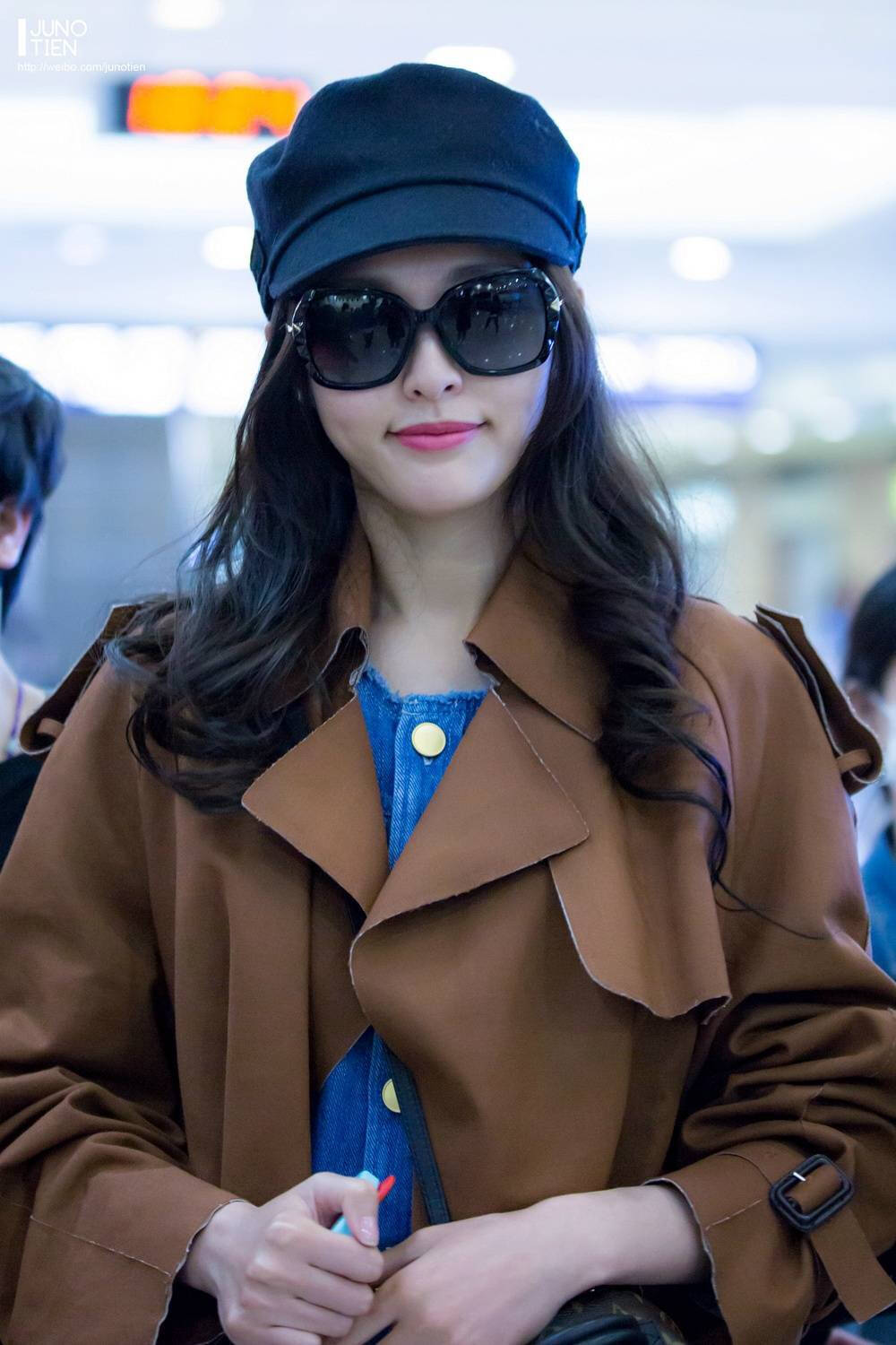 唐嫣还真是尽职的代言人,300多的墨镜几乎没换过