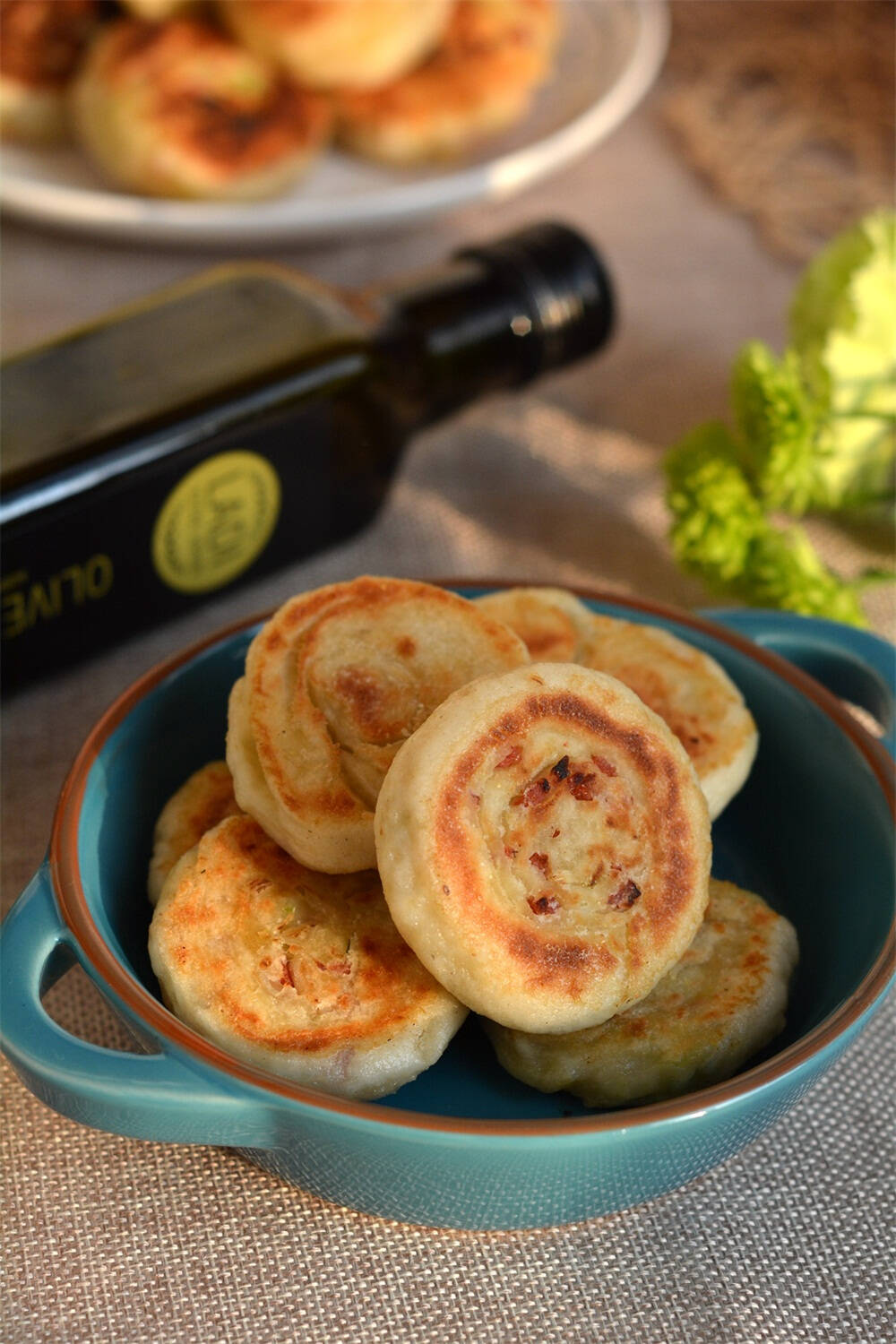 烧饼这样做,外焦里嫩,香葱诱人,还不油腻