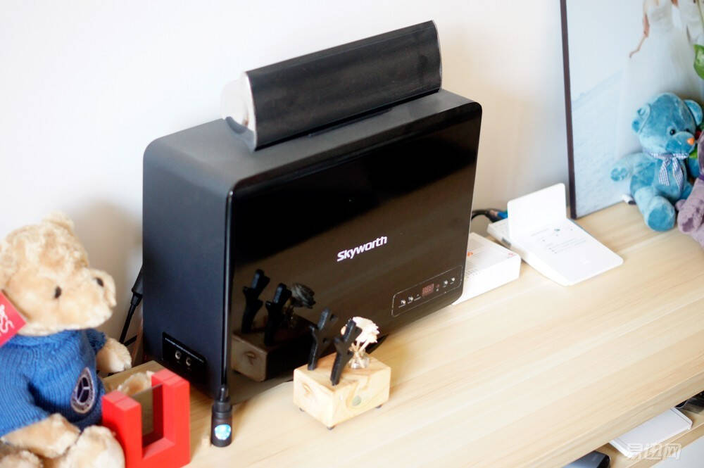 隐藏在地毯下的两根后置音响线以及3.5mm音频延长线.