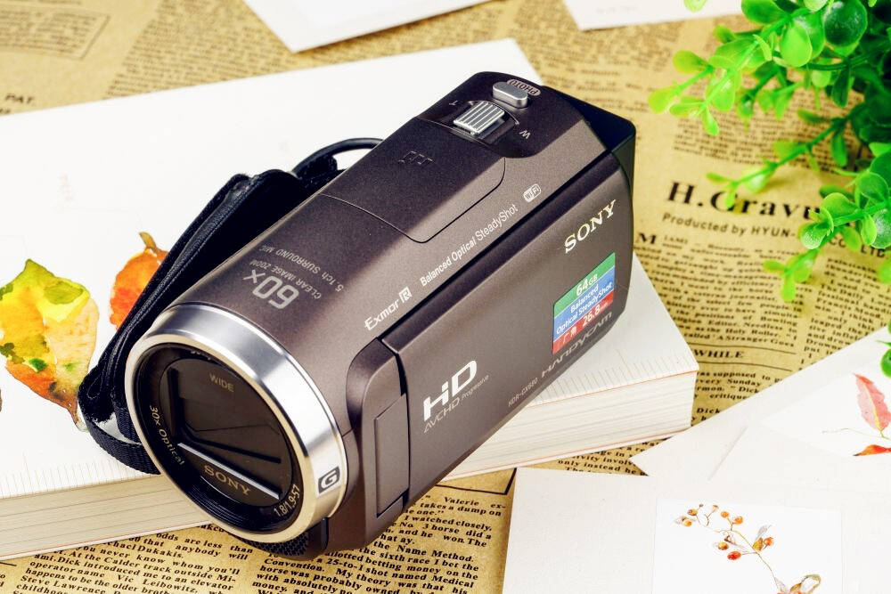 在配色方面索尼cx680提供了三种选择,分别是白,红,棕铜三款颜色.