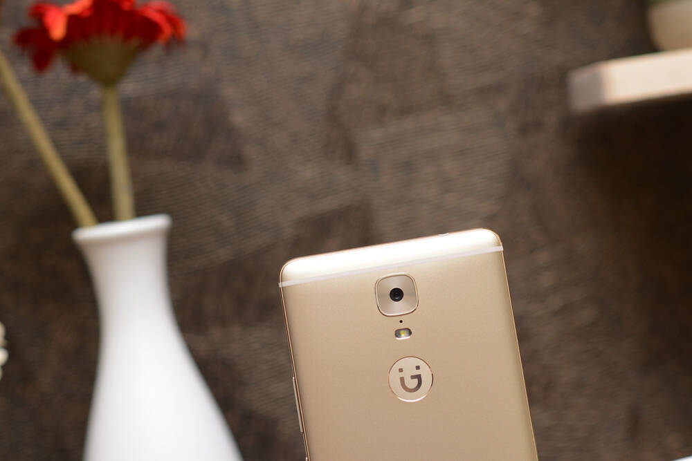 高达6020mah,主打安全和续航的商务旗舰金立m6