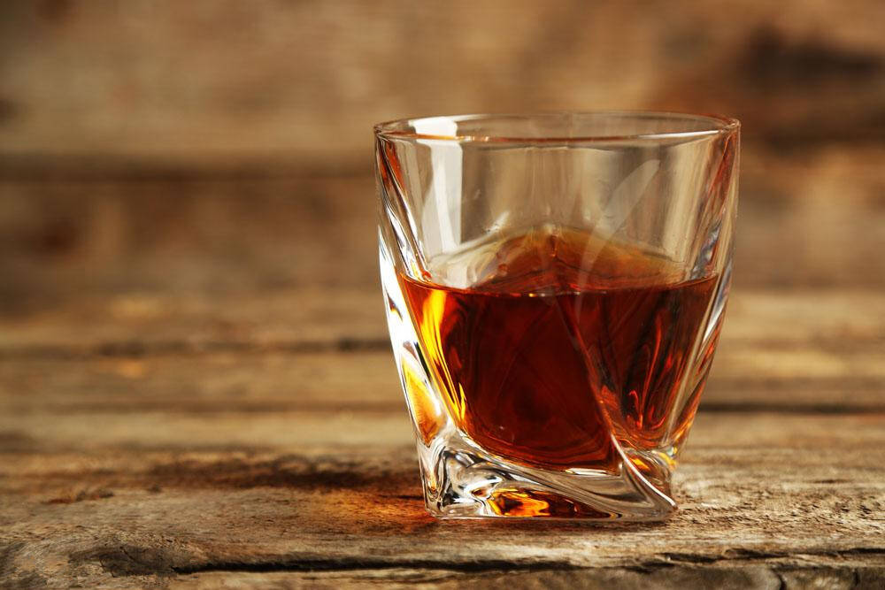 两盎司波本威士忌,一茶匙保乐利加,一茶匙水,两次滴注贝萨梅颂苦酒,半