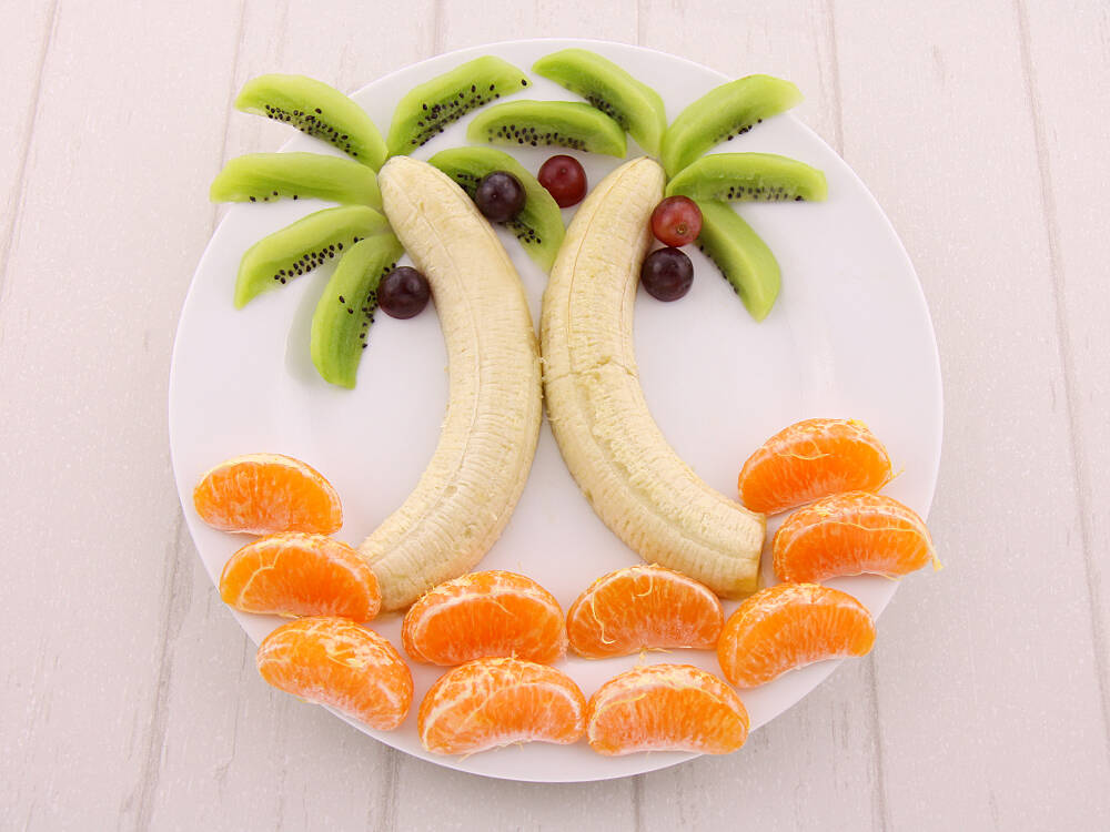 准备食材:香蕉1根,橘子1个,猕猴桃1个,葡萄5-6颗步骤1:将橘子剥皮,掰