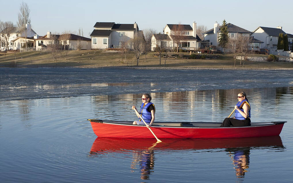 不是的,最近市场上面出现了一种新式的"船",真的不用浆就能活动,但是