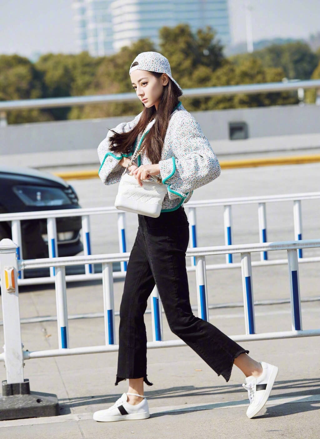 场了,可以缠绕一个好看的脚环,脚环或者脚链与今年流行的穆勒鞋特别搭