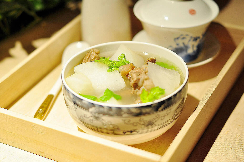 材料:白菜心500克,白萝卜120克,红糖适量做法:把白菜心切成碎末,白