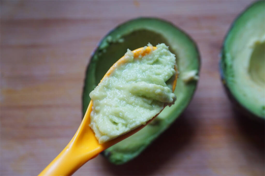 牛油果极易氧化,应随吃随切,剩下的果肉撒一点柠檬汁可延缓氧化变黑