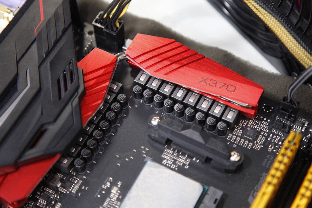 am4主板采用针脚式设计,针脚数为1331个,和前几代的am3  的942个,fm2