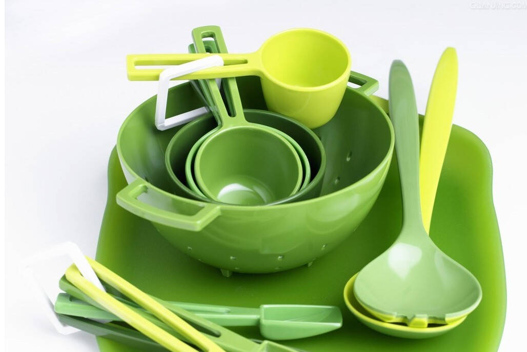 现在人们日常生活中的塑料制品随处可见,可以说我们的生活已经离不开