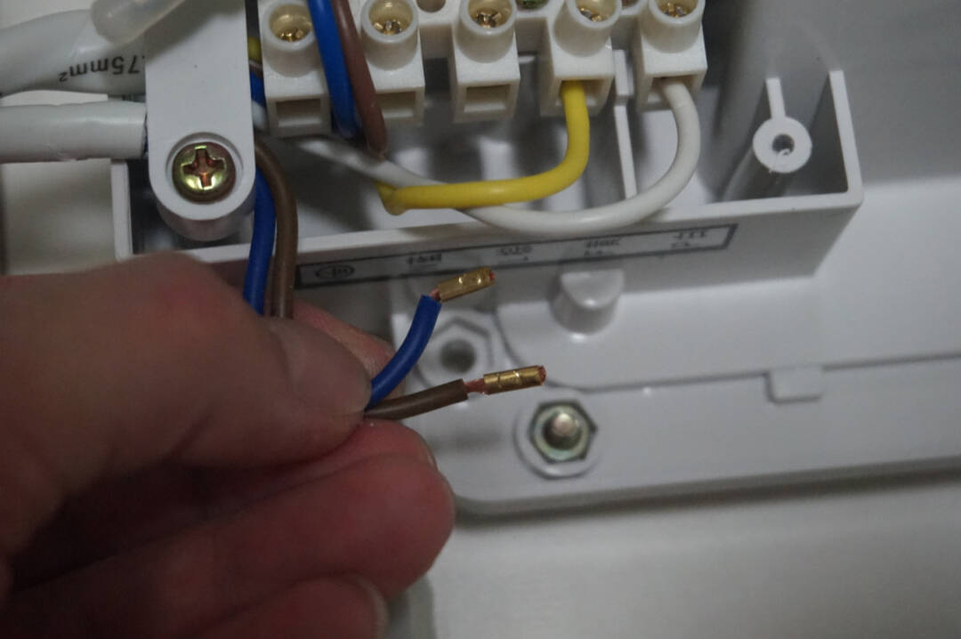 好了,开始准备接线和安装了,用到的工具就这些,左边是加长的电线和