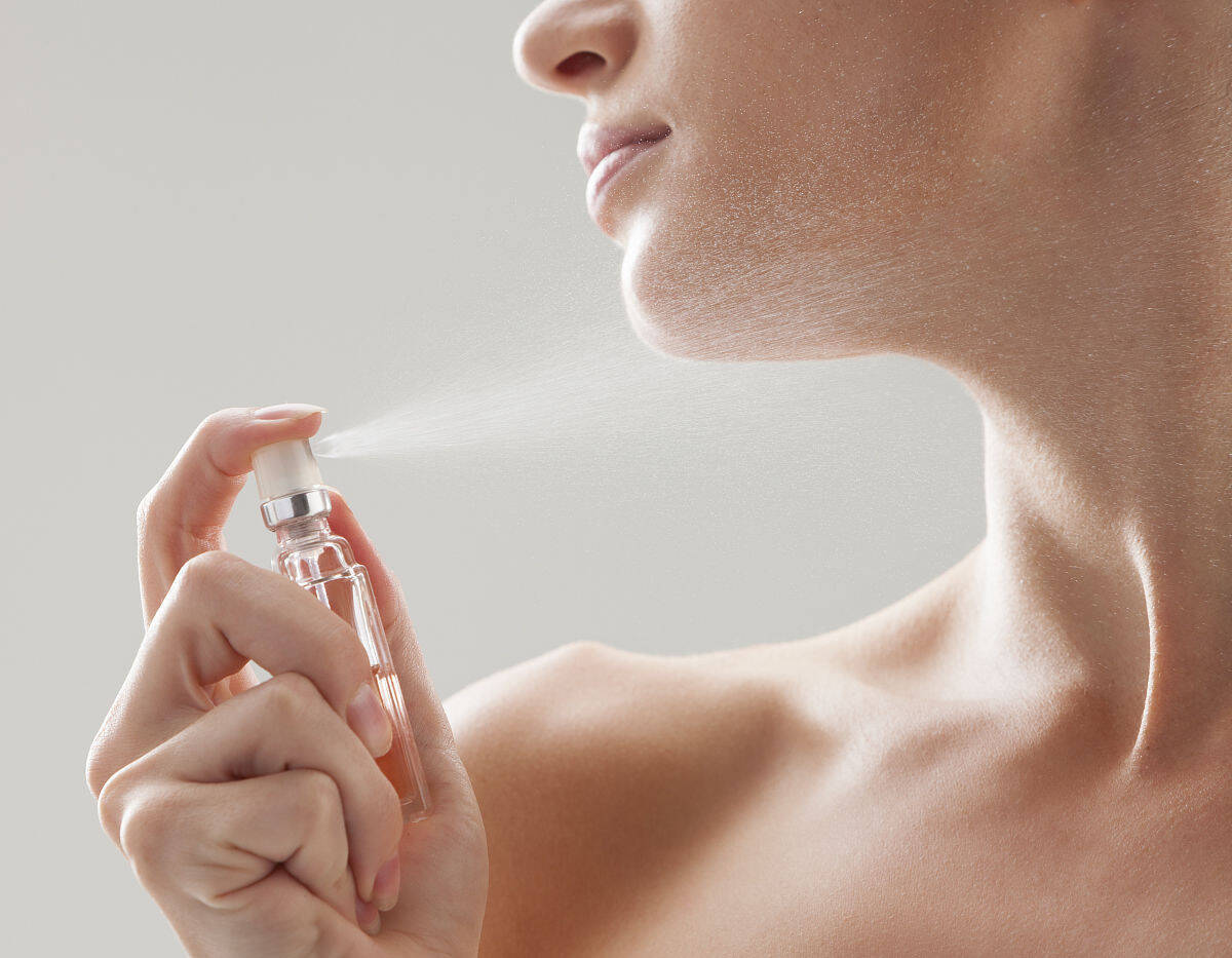 然而,很多时候我们喷香水的部位都喷错了,喷的部位错误,香水味道就会