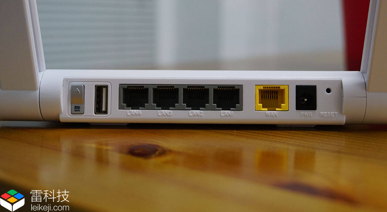 路由器必备的电源接口,wlan口,4个lan口,复位键等,还有1个usb插口和