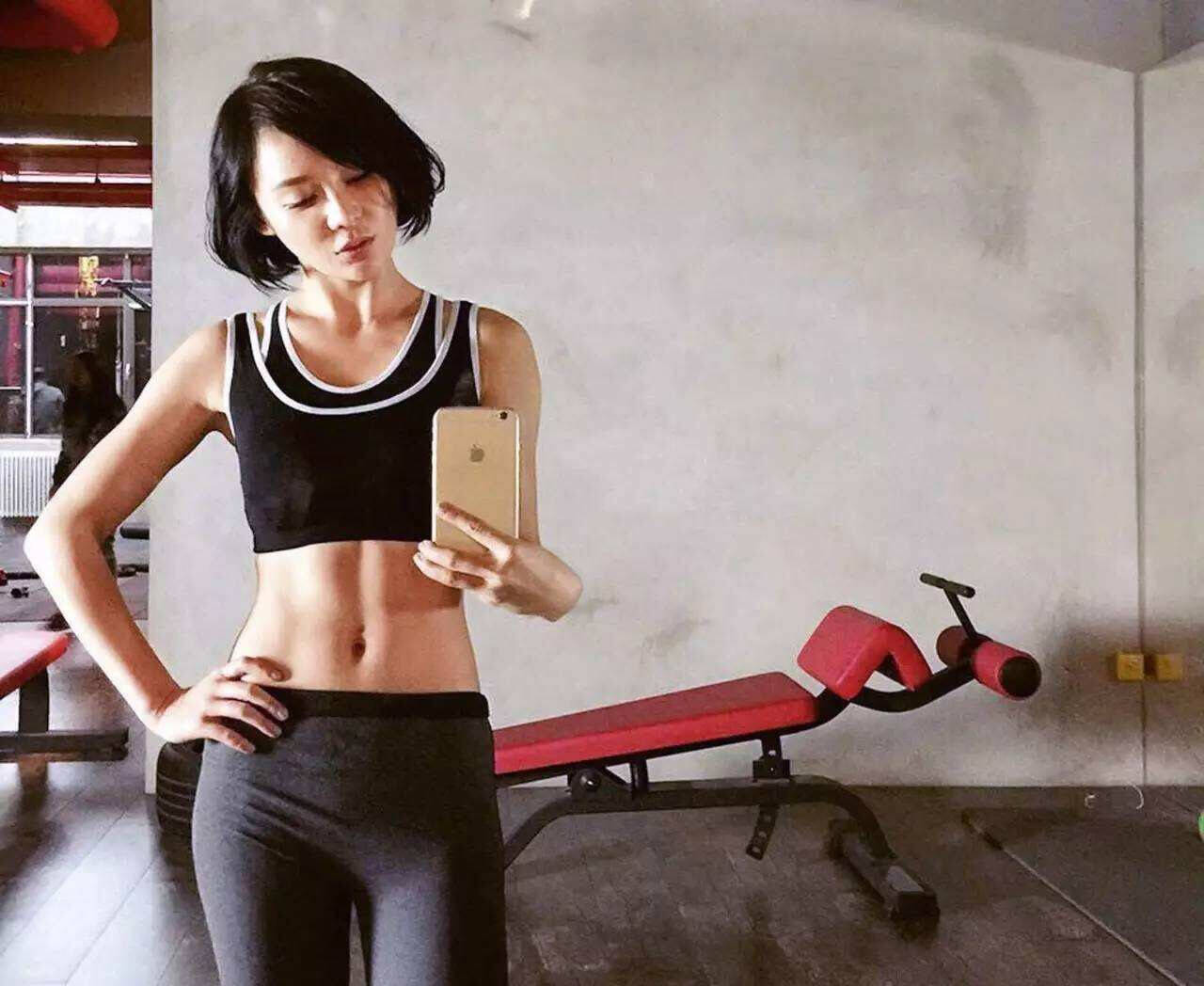 没有袁珊珊的马甲线又如何?有种显瘦叫打结