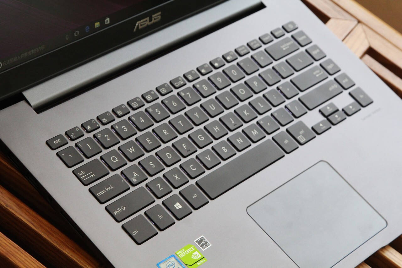 完美的窄边框设计华硕灵耀u5100uq笔记本评测