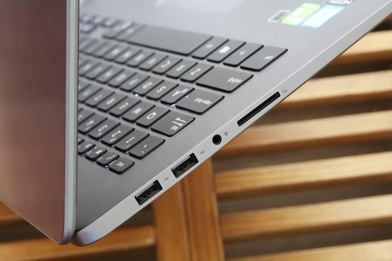 完美的窄边框设计华硕灵耀u5100uq笔记本评测