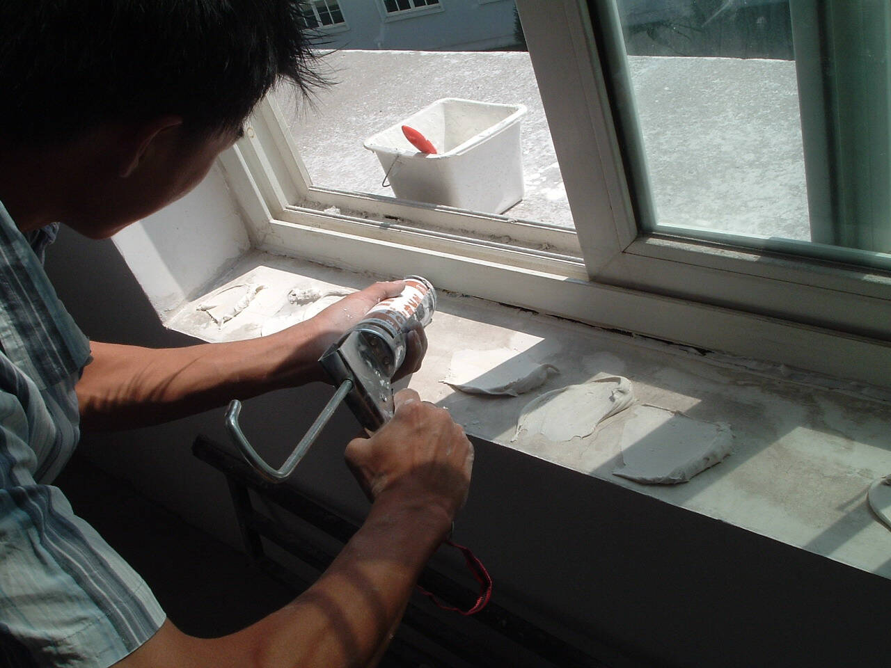 而我们在打玻璃胶前须得保持地面缝隙平整,无杂物,然后通过肩,腰,胯