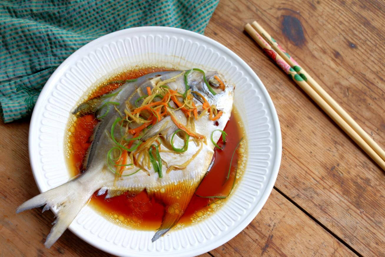 餐桌上必不可少的美味:清蒸鲳鱼