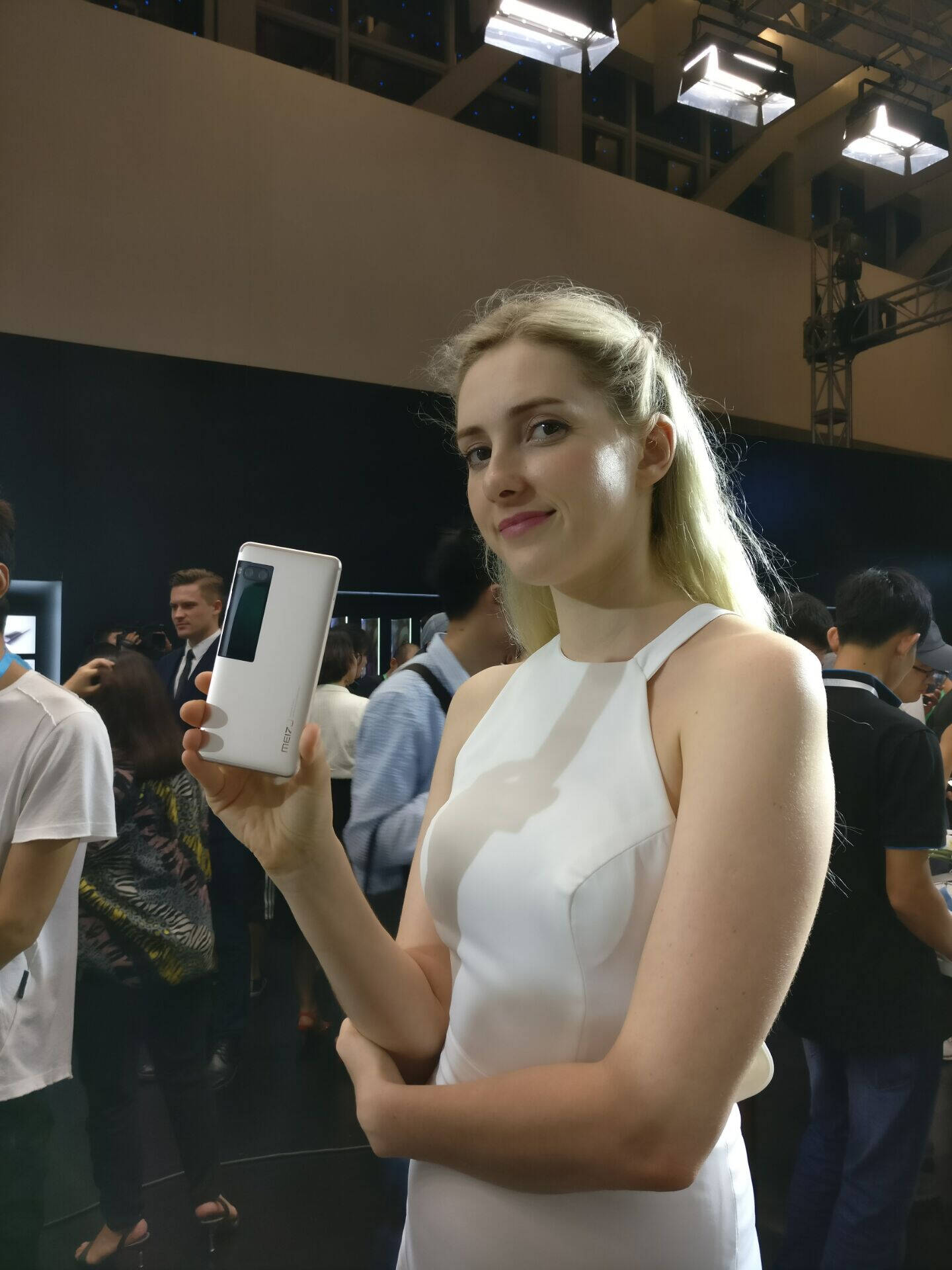 敢和苹果不一样的国产旗舰机,魅族pro7现场上手简评