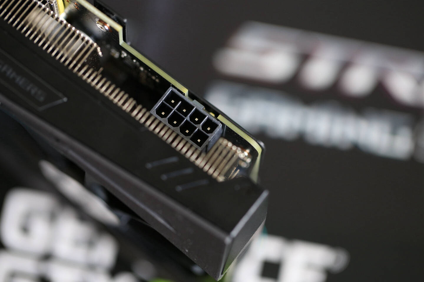 接口方面,华硕rog gtx1060和大多数主流显卡一样,取消了vga接口,保留