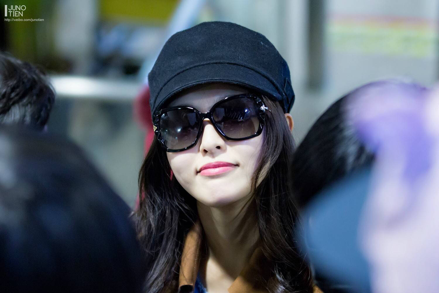 唐嫣还真是尽职的代言人,300多的墨镜几乎没换过