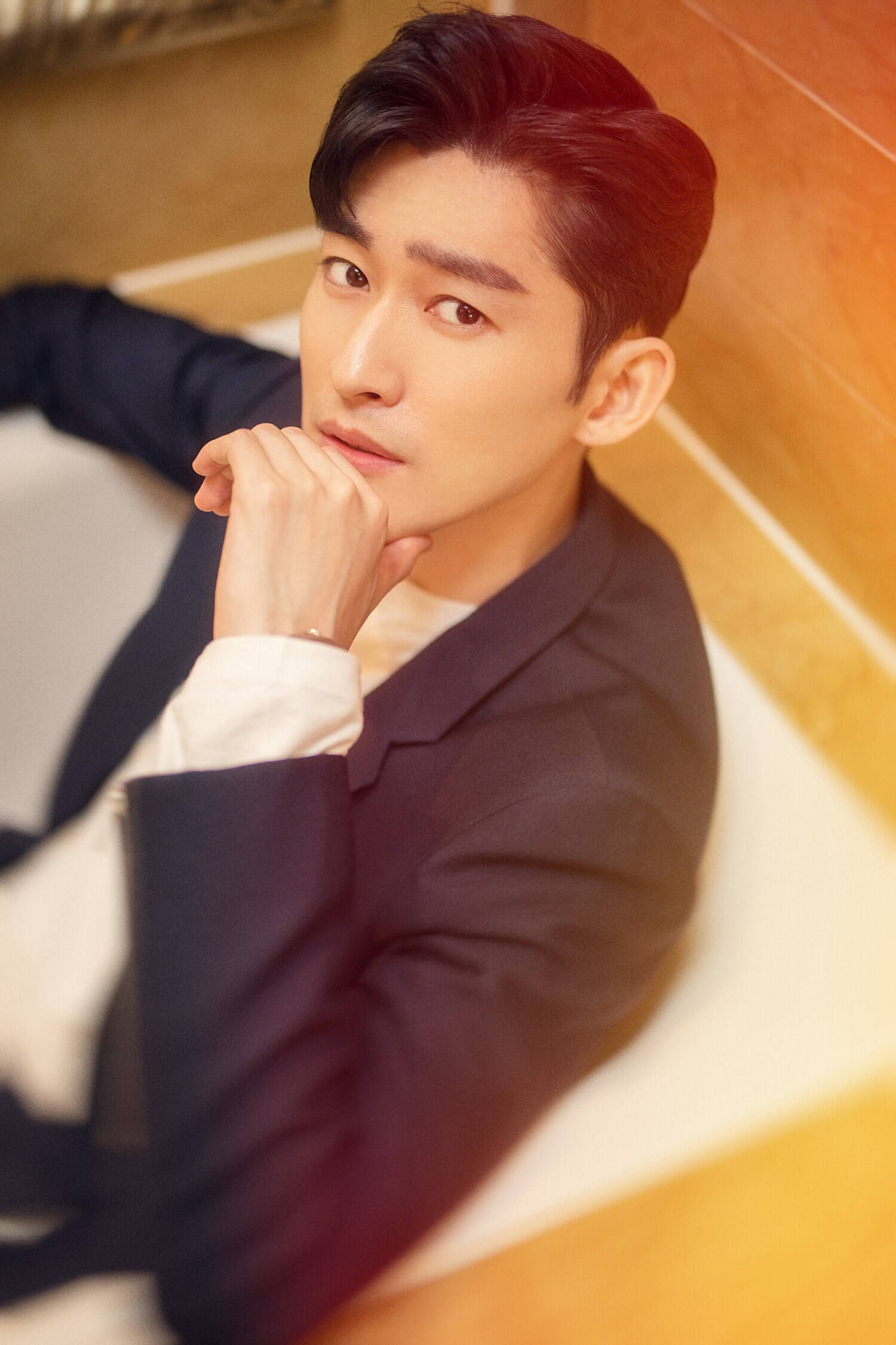 张翰《战狼2》首映礼帅气亮相 随拍写真撩力十足