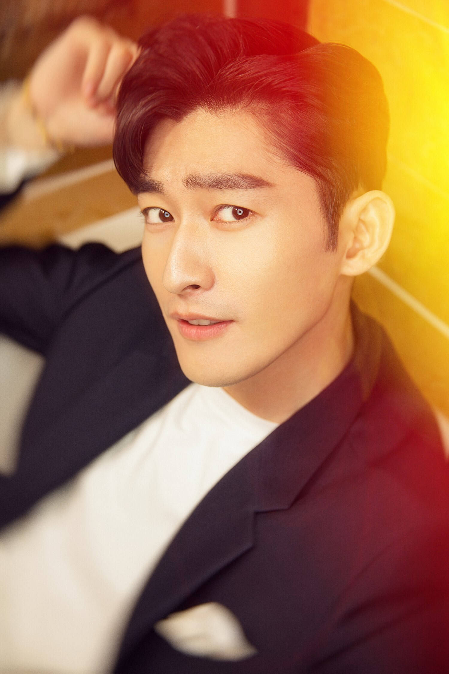 张翰《战狼2》首映礼帅气亮相 随拍写真撩力十足