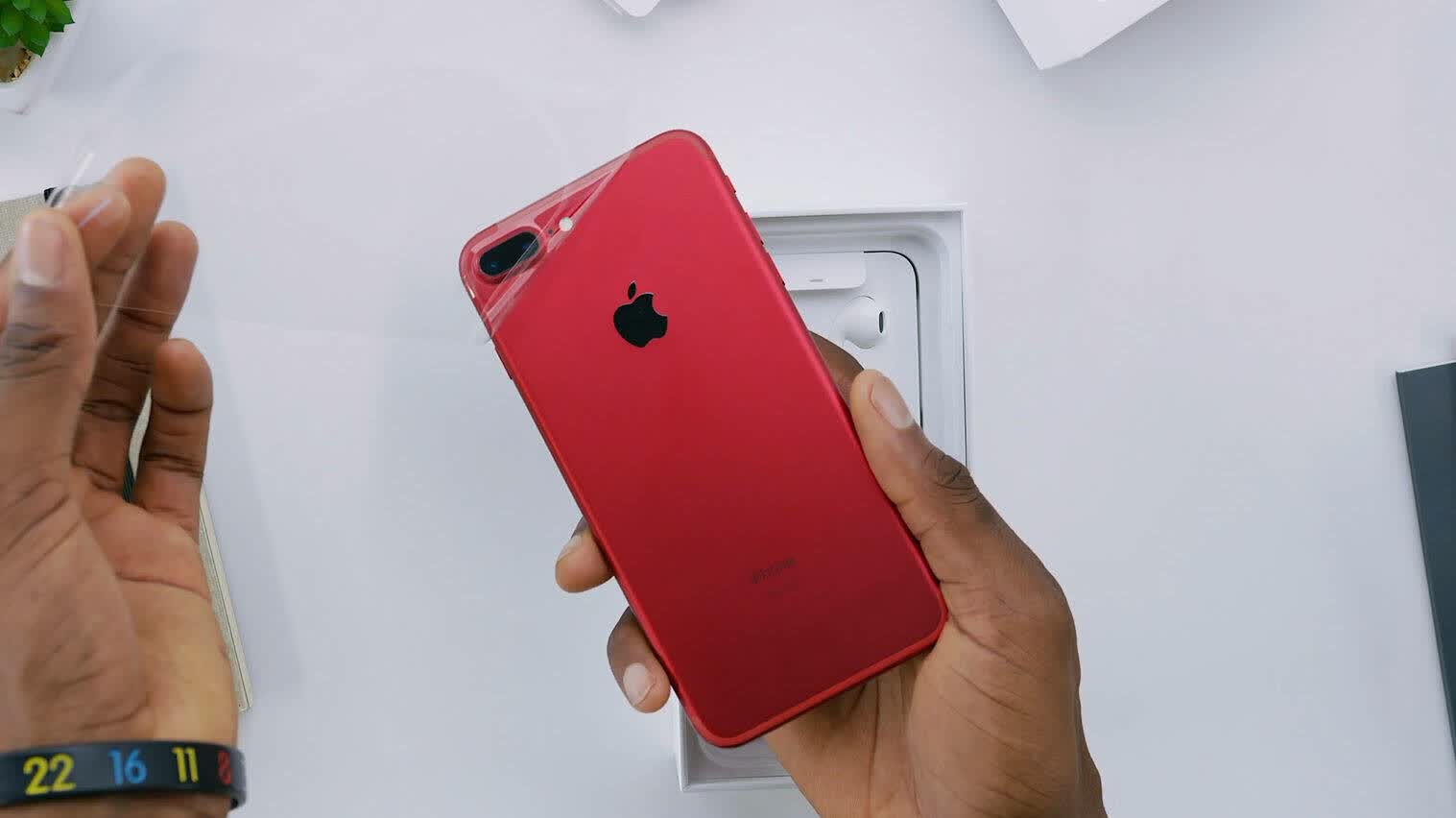 这一次苹果iphone 7 plus采用了双镜头设计,但与之前的双摄像头手机有