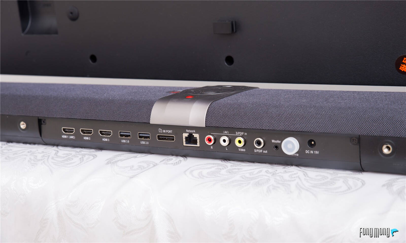 小米电视3s在设计上延续了前作的主机和屏幕分离的分体式设计,机身