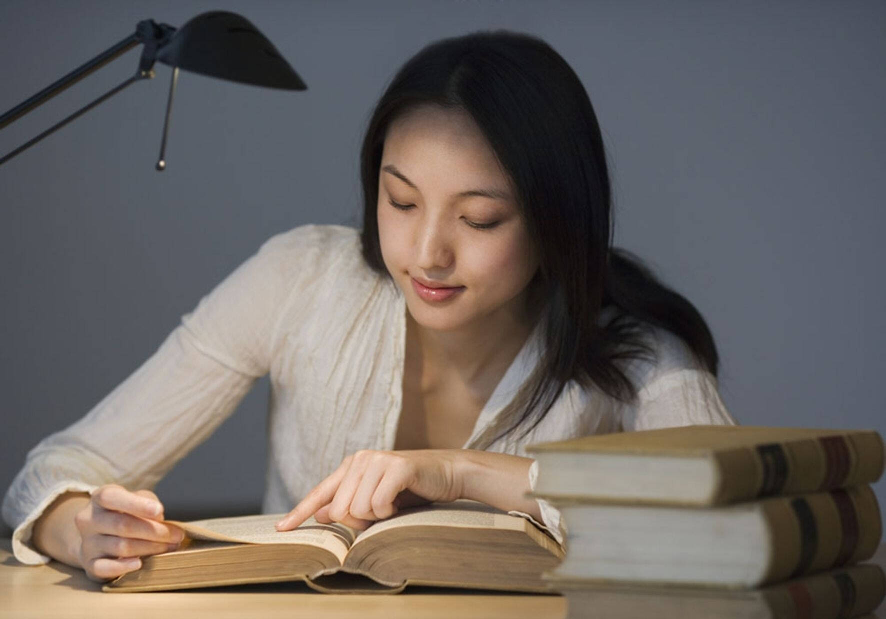 下看书看电脑,对眼睛伤害太大了,所以你需要的是一盏护眼台灯的陪伴