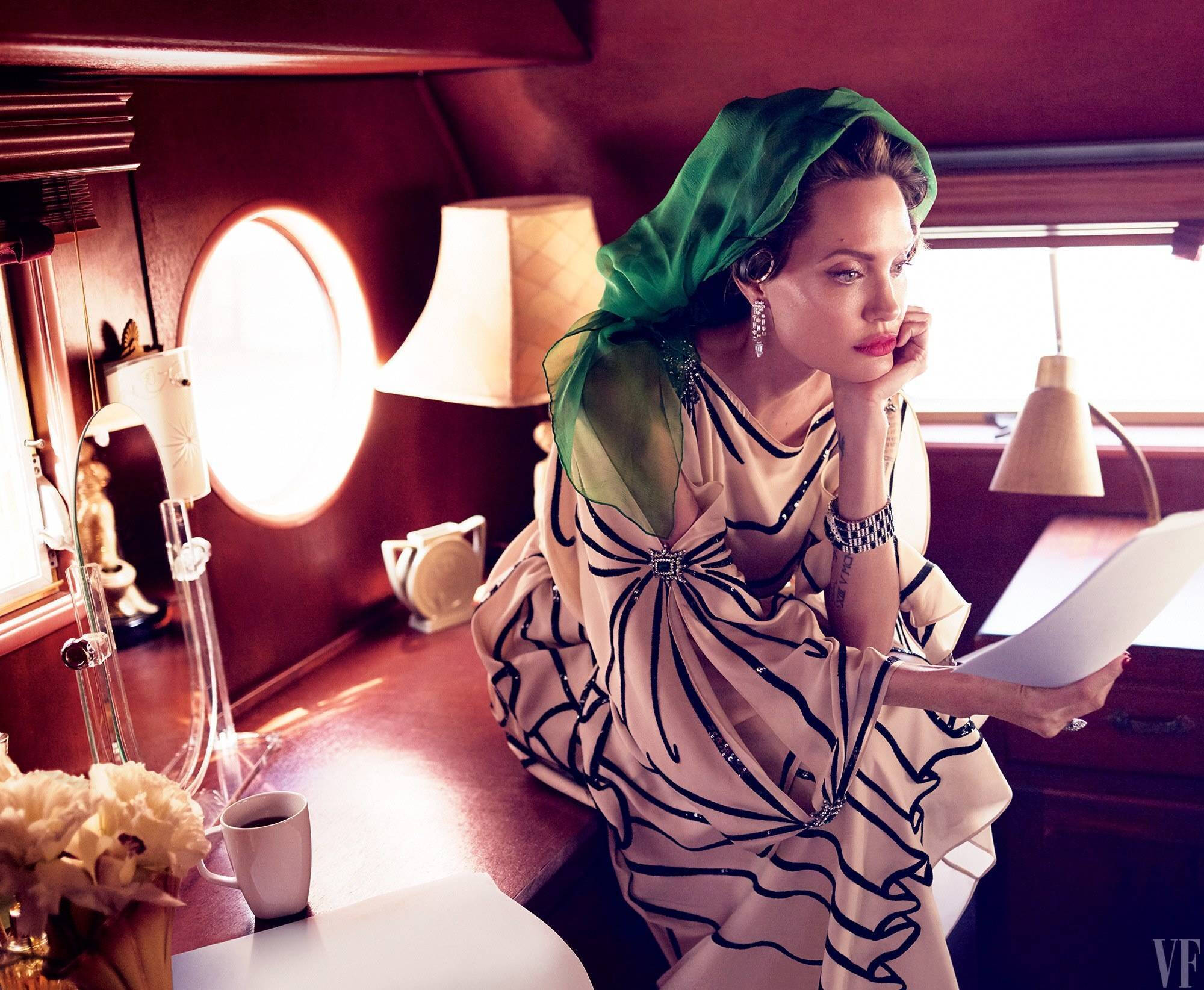 朱莉登《名利场》封面 女神还是那个女神!