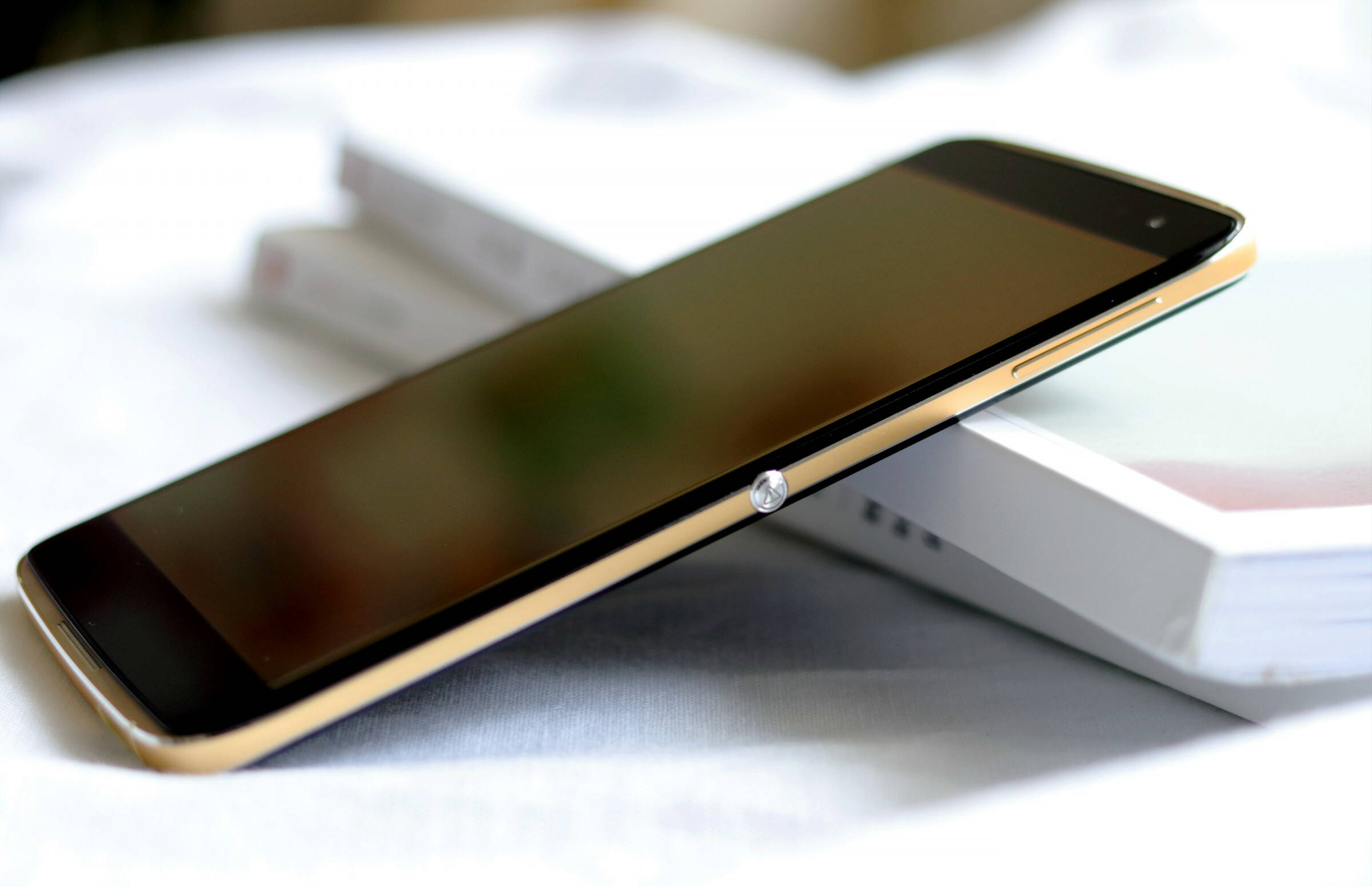 手机设计非常简洁,除了常规按键之外,tcl 950还加入一枚"悦键",能