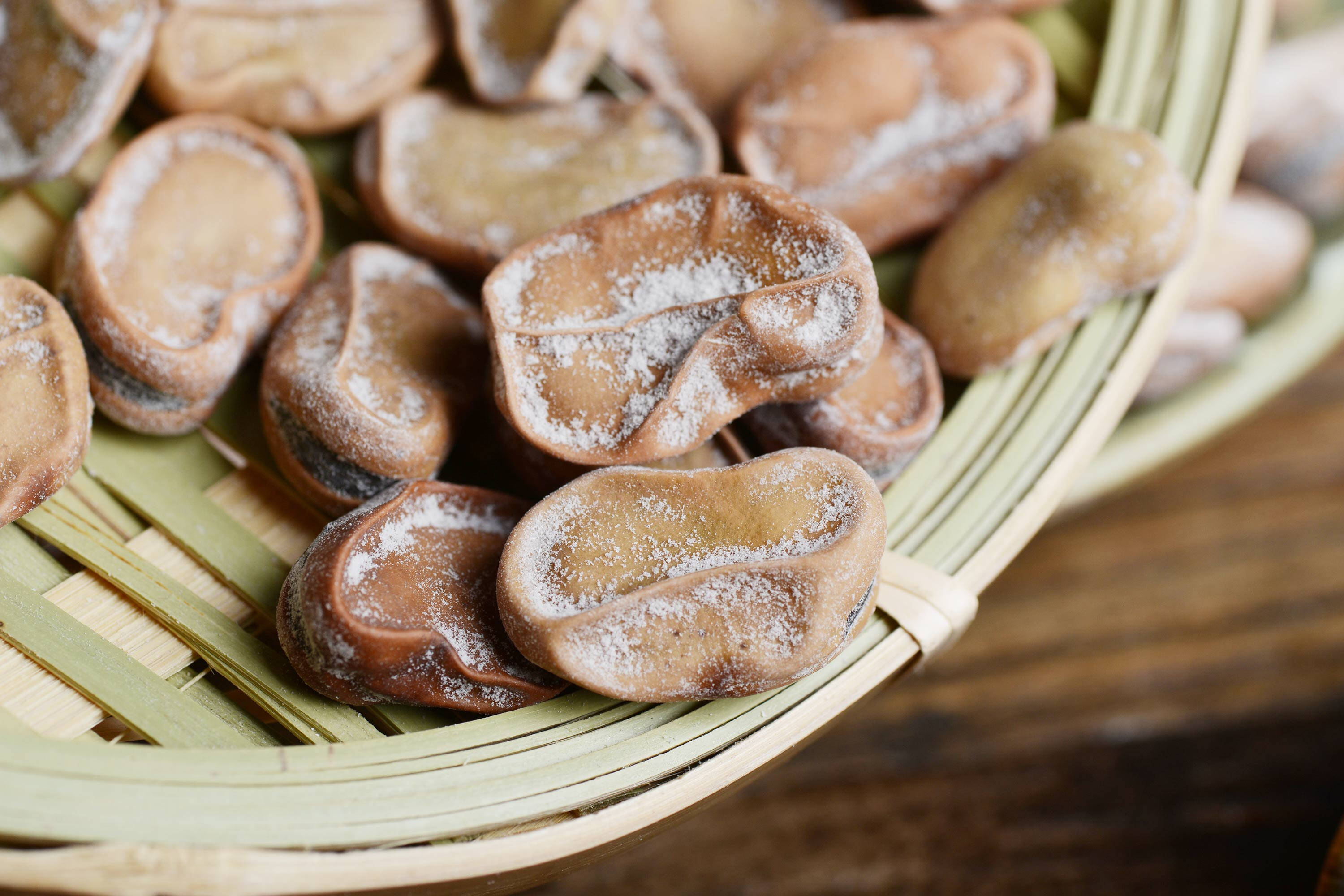 取一粒五香豆拿在手心,你仔细去观察,可以发现这种豆的皮色是浅黄色的