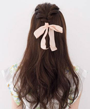 夏天穿裙子,扎这几种发型才有女神范儿