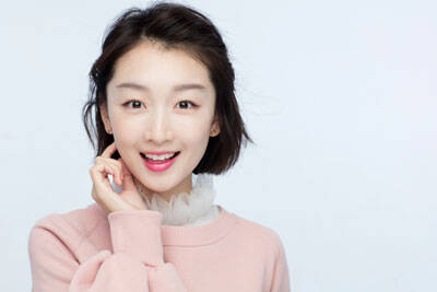 周冬雨的眼形是很无辜的下垂眼,外加上单眼皮所以在眼线的画法上还是