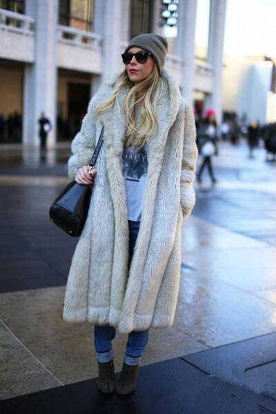 冬季穿衣搭配造型示范 无彩色系永远不会出错