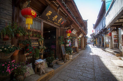 酒店位于大研古城五一街上,步行10分钟可至大水车,顺着客栈的大门向前