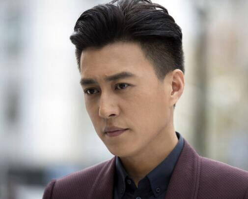 最然也是两旁推光,看似雷同的大背头造型,却凭借一点细微的不同,彰显