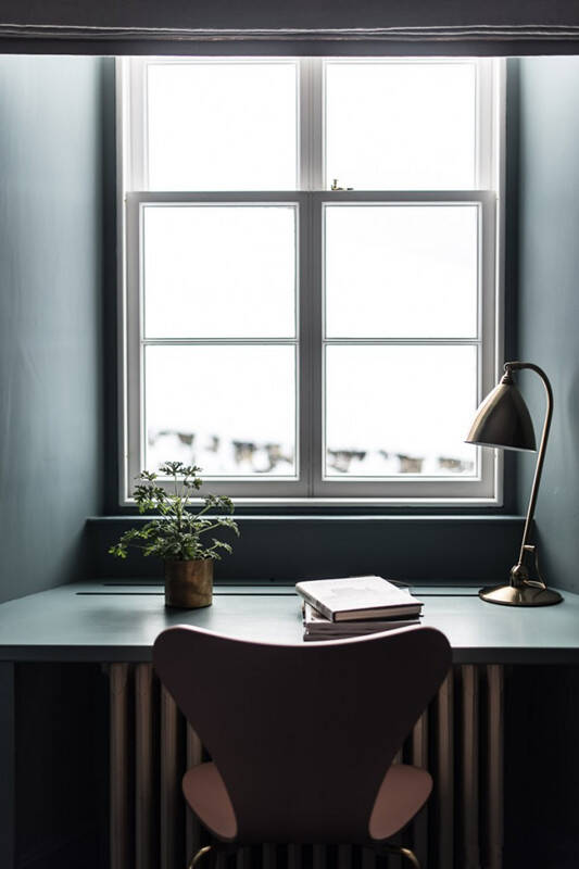 大概是因为你没有这样一张窗前桌